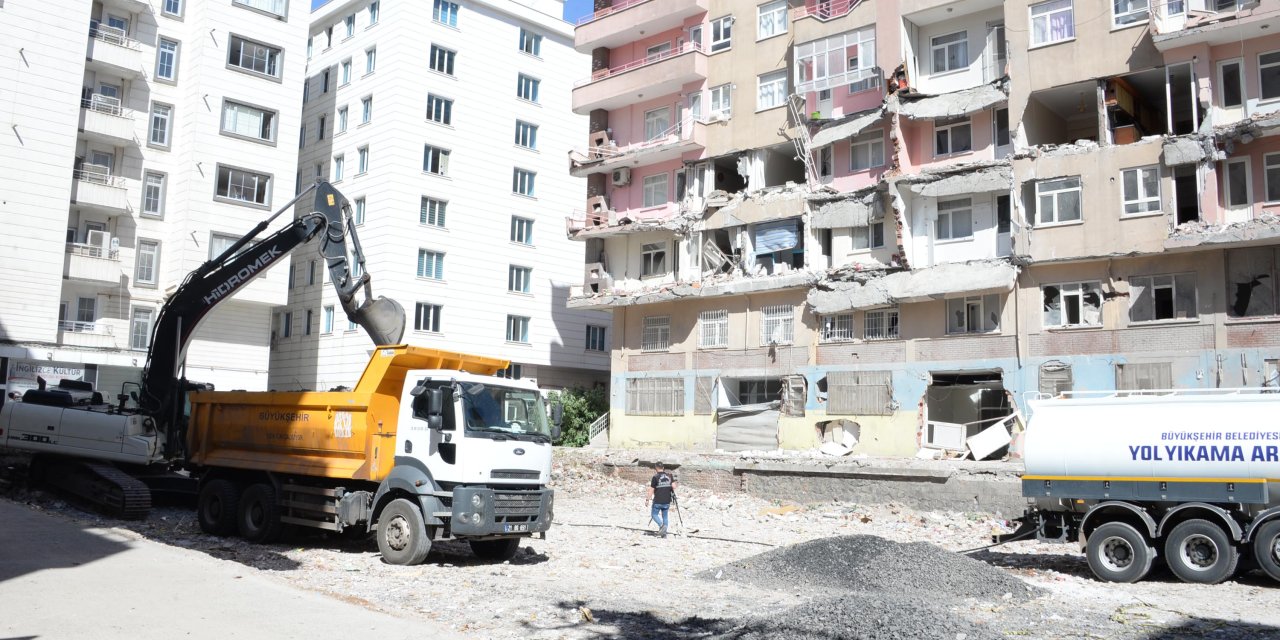 Depremde Yıkılan 48 Kişinin Yaşamını Yitirdiği Sözel Apartmanı İle İlgili 3 Tahliye