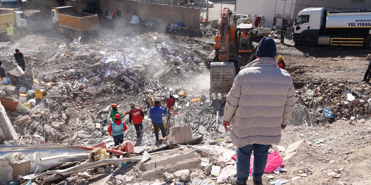 Diyarbakır'da Depremde Yıkılan İki Binadan Biri 6 Kat Fazla İnşa Edilmiş, Diğeri Ruhsatsız Ve Projesiz