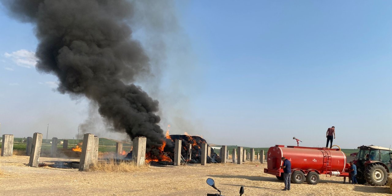 Traktörde Çıkan Yangın 150 Ton Saman Balyasını Küle Çevirdi; O Anlar Kamerada