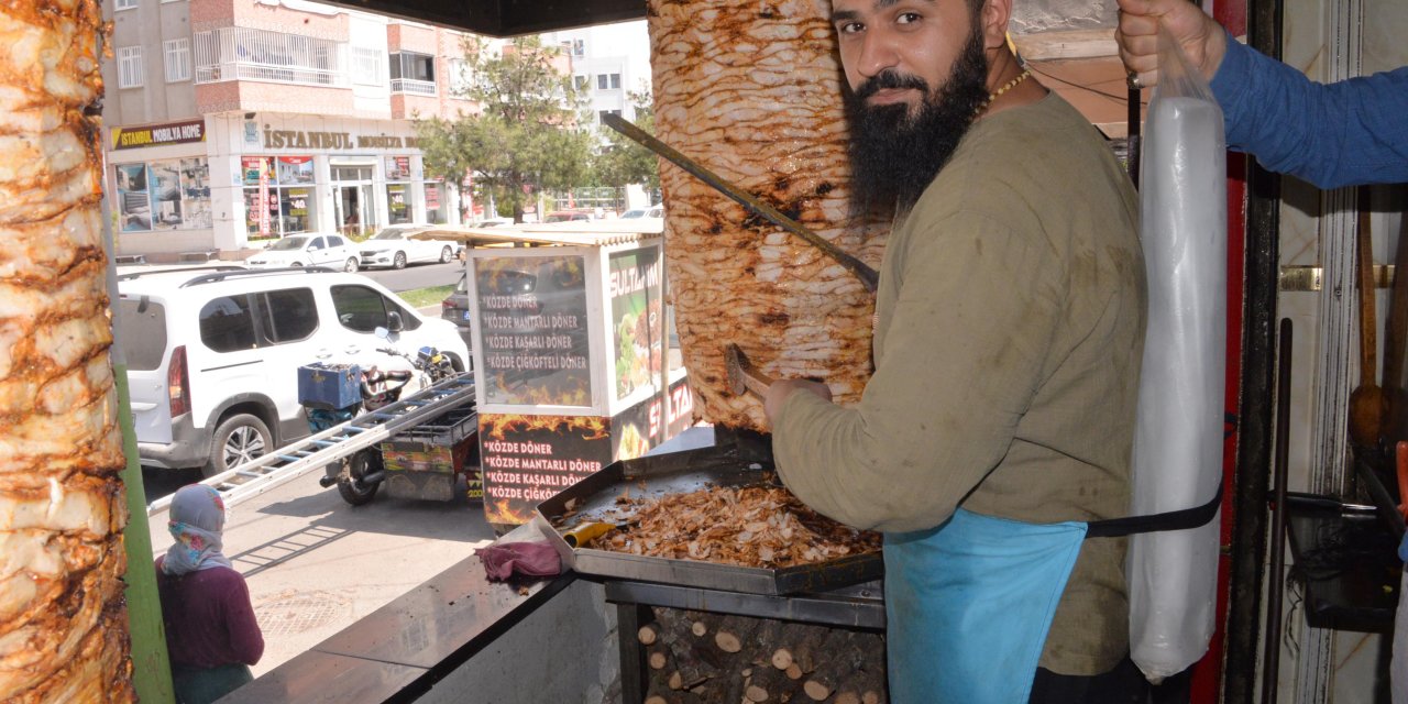 Diyarbakır’da Dönercilerin Sıcakla Zorlu Mücadelesi: Sırtında Buz Kütlesi İle Çalışıyor