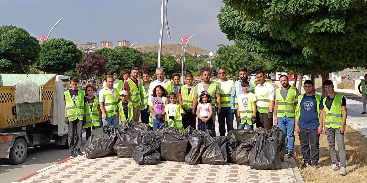 Van Gölü'nün Çekildiği Alanlardan Çöp Ve Atık Topladılar