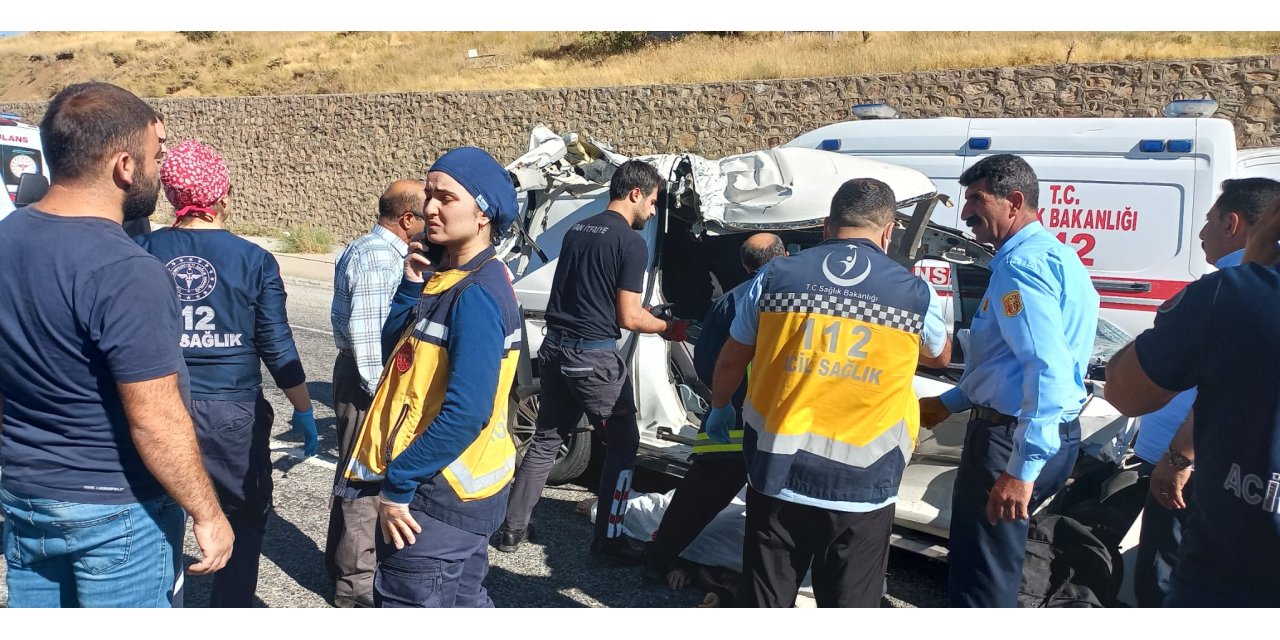 Van'da Hafif Ticari Araç, Tır'a Çarptı: 3 Ölü, 3 Yaralı