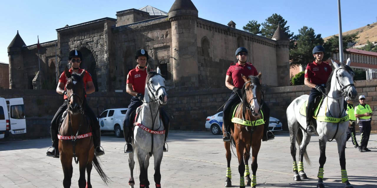 Atlı Birlikler Tarihi Bitlis Çarşısı'nda Devriye Görevi Yaptı