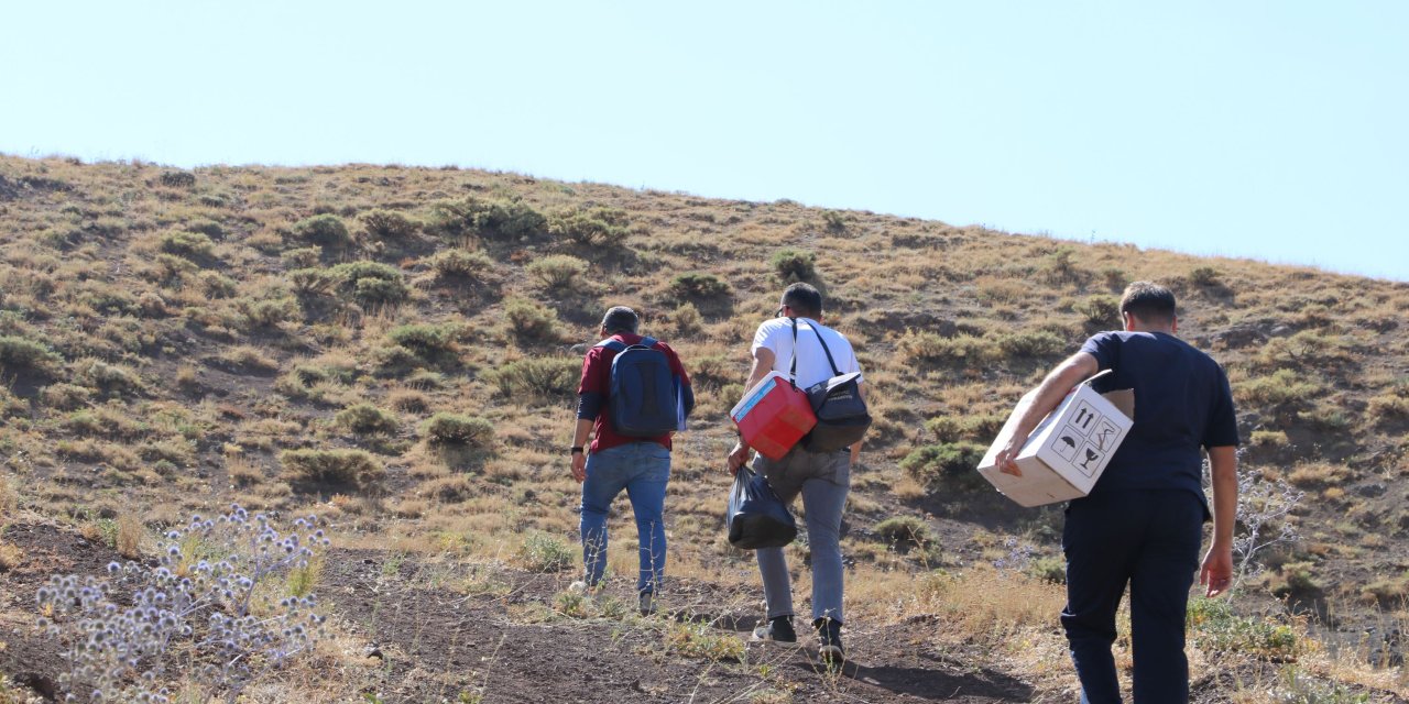 Dağları Tepeleri Aşıp, Şap Aşısı Yapan Ekibe, Dha Da Eşlik Etti