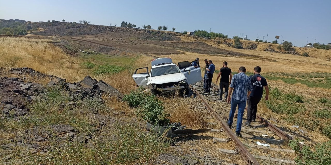 Otomobil Rayların Üzerine Devrildi: 5 Yaralı