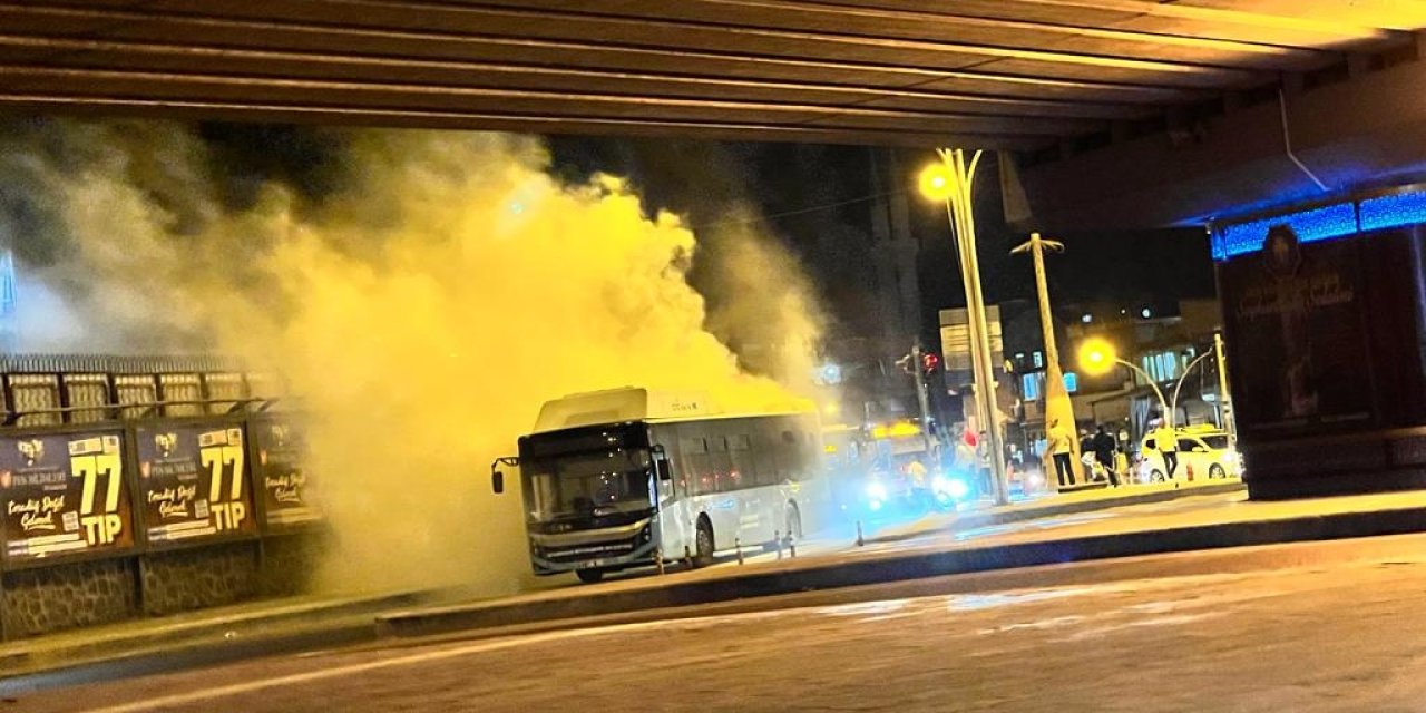 Seyir Halindeki Şehir İçi Yolcu Otobüsü Alev Alev Yandı; O Anlar Kamerada