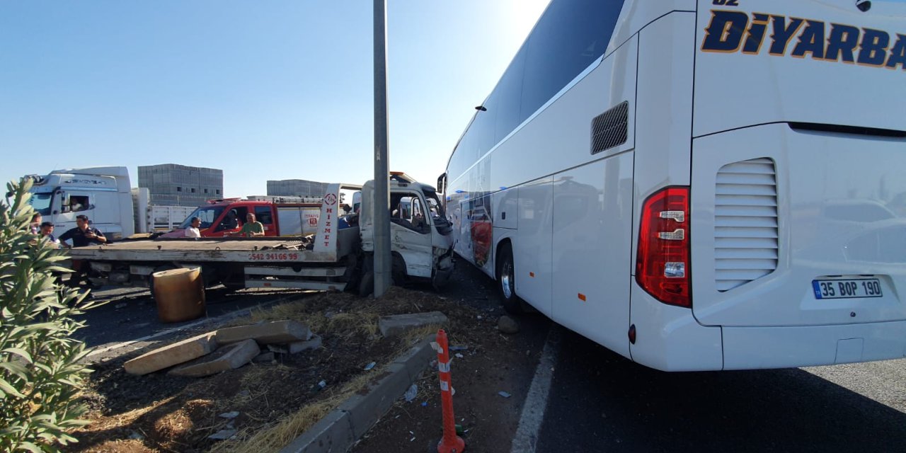 Diyarbakır'da Kamyon, Çekici Ve Yolcu Otobüsünün Karıştığı Kaza: 6 Yaralı