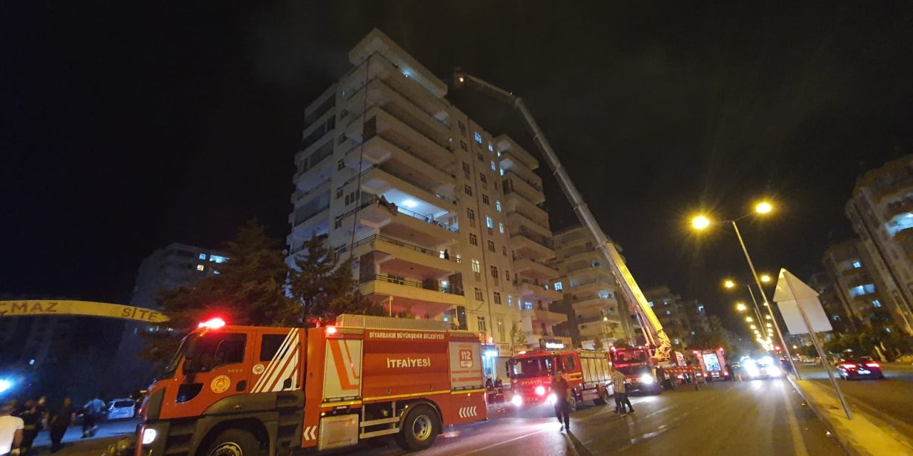 Diyarbakır’da Çatı Yangını: 4 İtfaiyeci Dumandan Etikendi