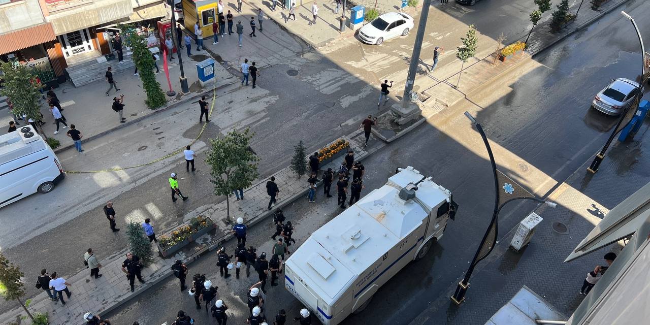Yüksekova'da İzinsiz Yürüyüşe Polis Müdahalesi
