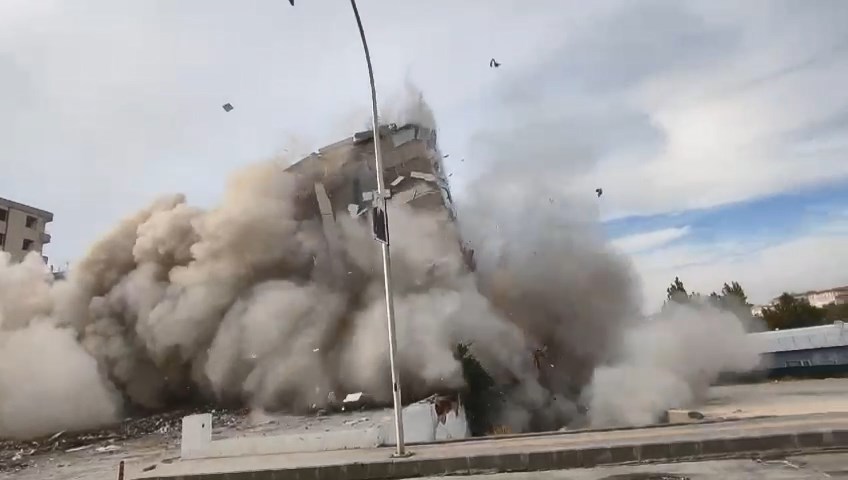 Diyarbakır’da Ağır Hasarlı Bina, Yıkım Sırasında Çöktü