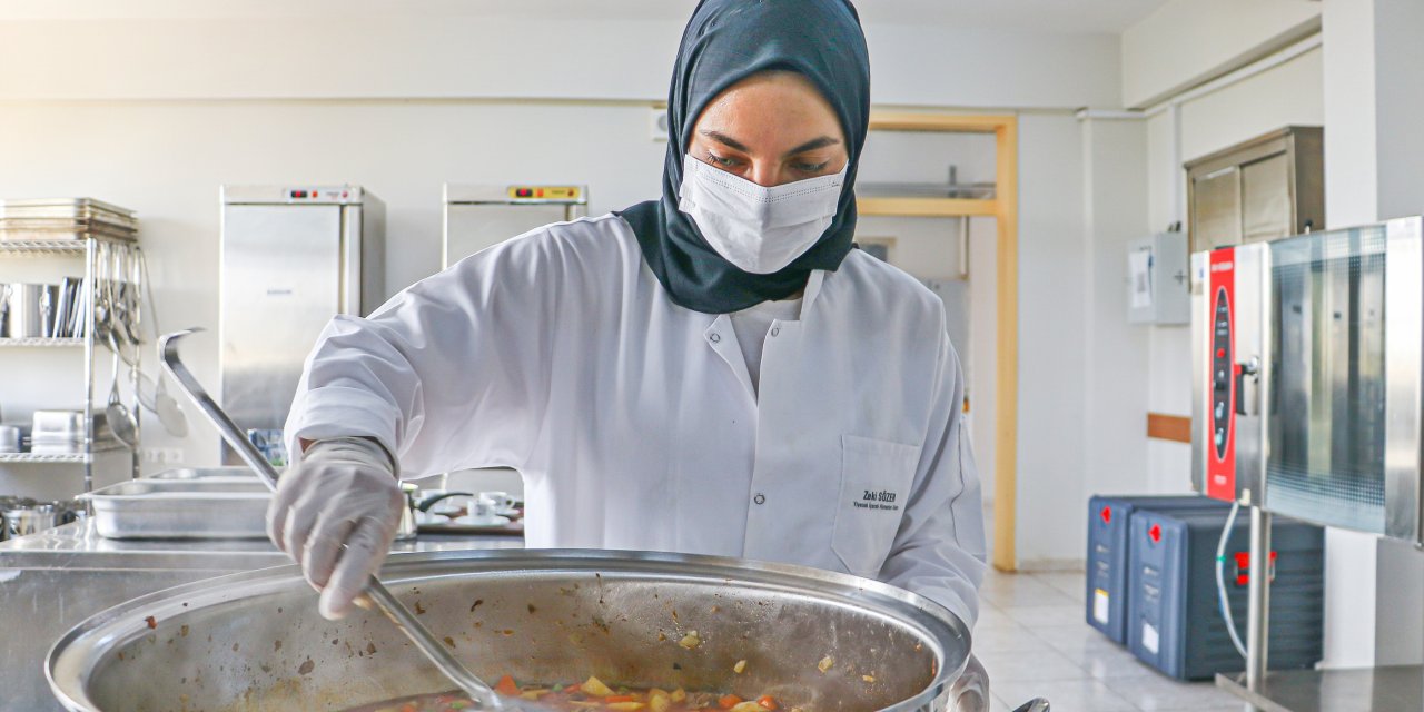 Taşımalı Eğitimle Okuyup, Mezun Olduğu Okulda İşe Başladı; Kız Çocuklarına 'Okuyun' Çağrısı Yaptı