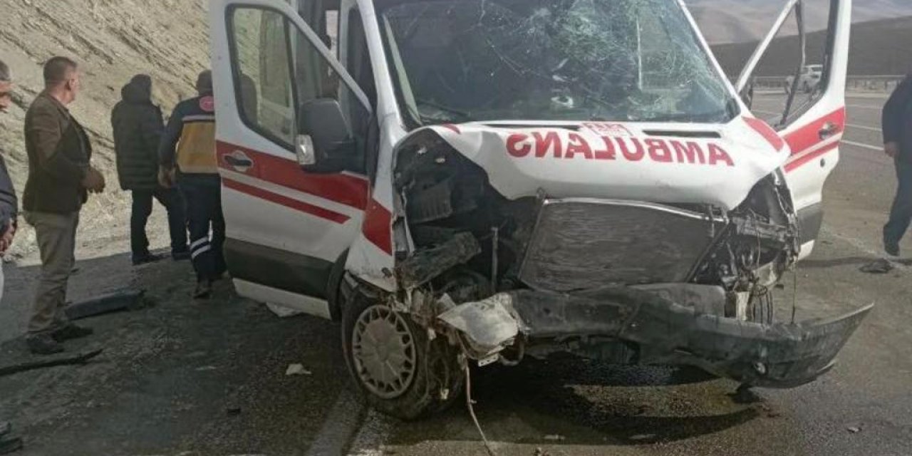 Hasta Taşıyan Ambulans Kaza Yaptı: 4 Yaralı