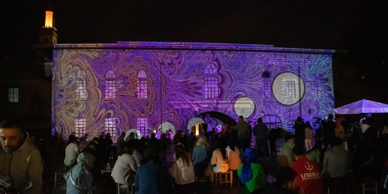 Diyarbakır'daki 'sur Kültür Yolu Festivali’nde Ulucami'nin Ön Cephesinde Mapping Gösterisi