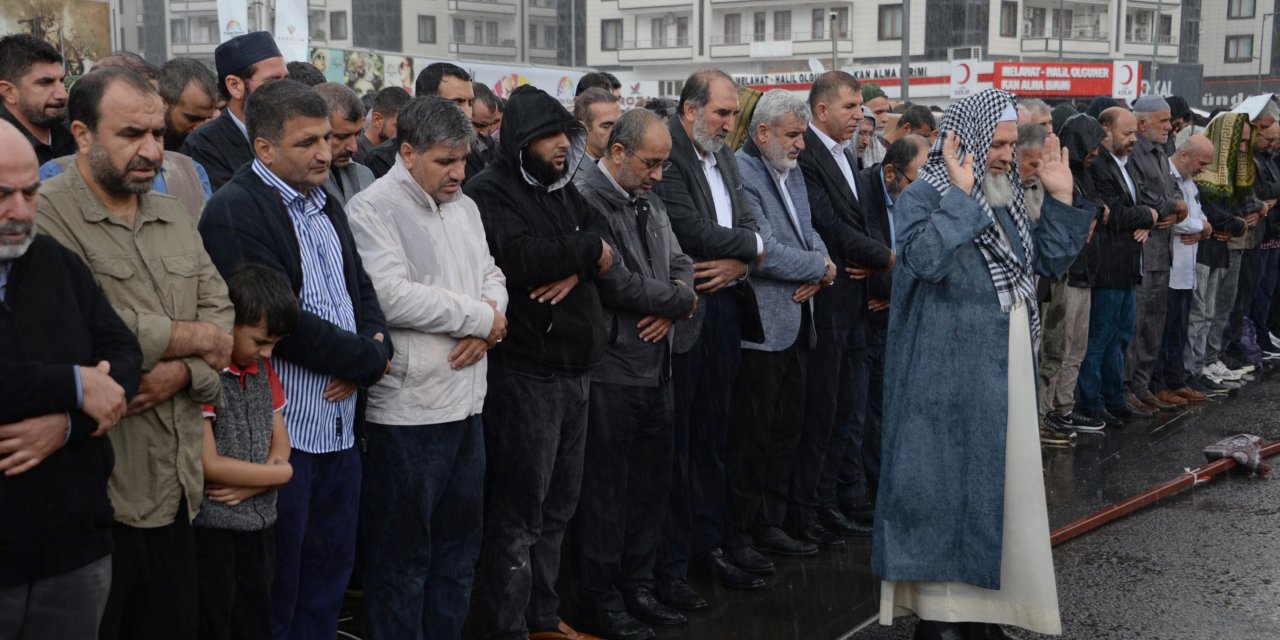 Diyarbakır'da Sağanak Altında Filistinliler İçin Gıyabi Cenaze Namazı