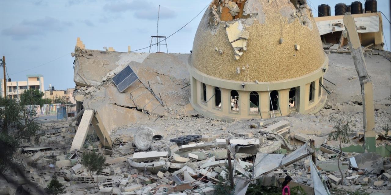 İsrail insanlık suçu işliyor: Bu sefer de bir camiyi yerle bir etti...