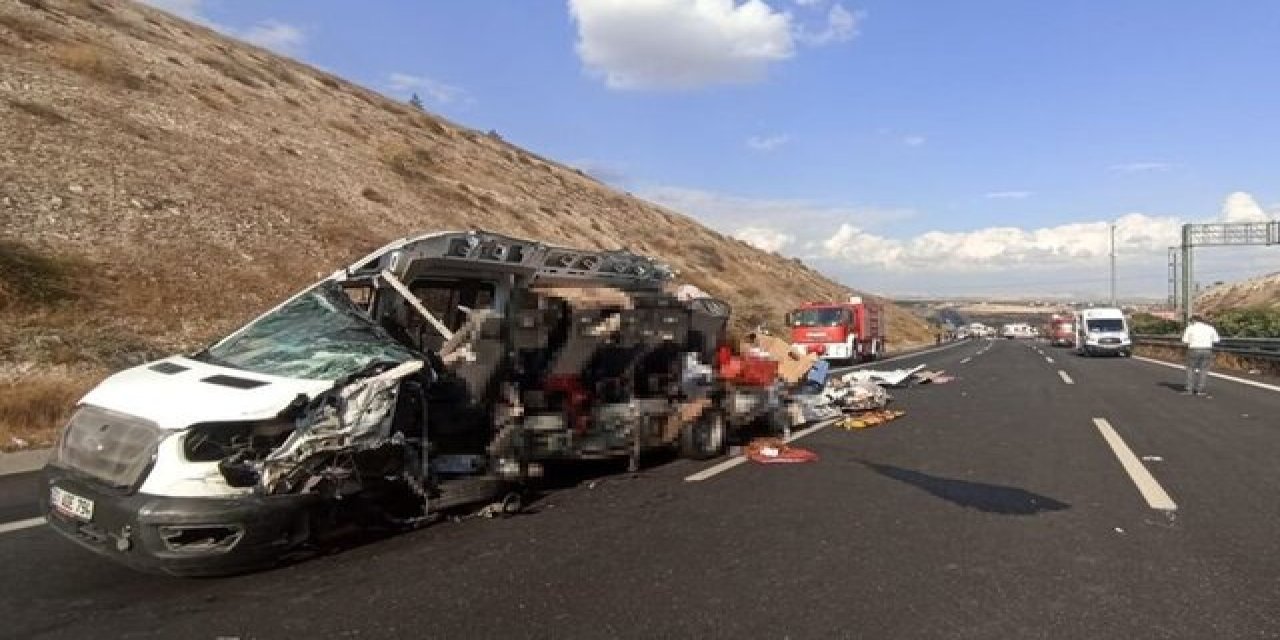 Minibüs ikiye bölündü: Kabus gibi kaza, 5 kişi hayatını kaybetti