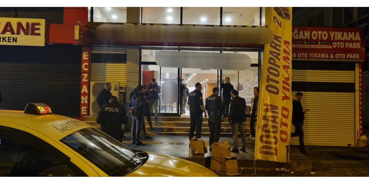 Diyarbakır'da Fast Food Zinciri Şubesine Maytap Atıldı