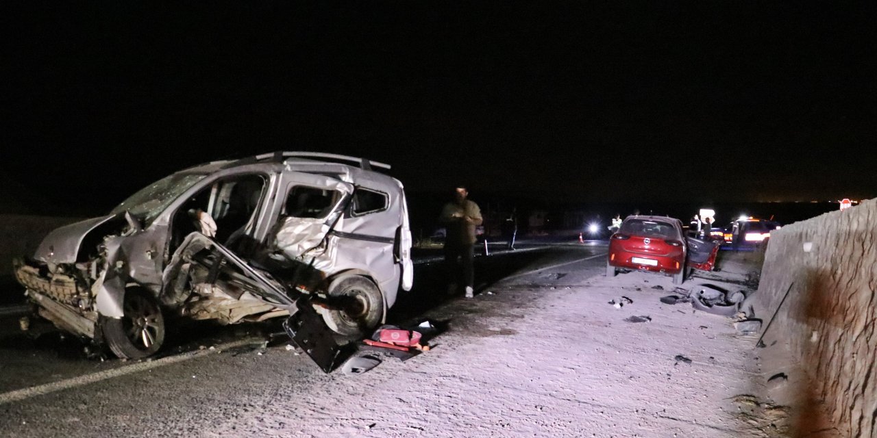 Diyarbakır’da Hafif Ticari Araç İle Otomobil Çarpıştı: 6 Yaralı