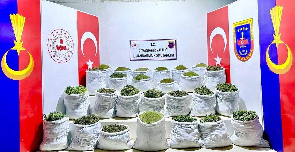 Diyarbakır’da 1 Ton 640 Kilo Esrar, 40 Bin 620 Kök Skunk Ele Geçirildi