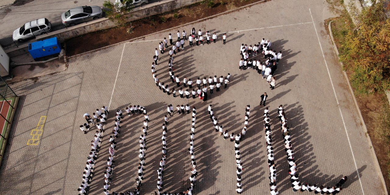 Öğrenciler Bedenleriyle '100'Üncü Yıl' Görseli Oluşturdu; Dronla Görüntülendi