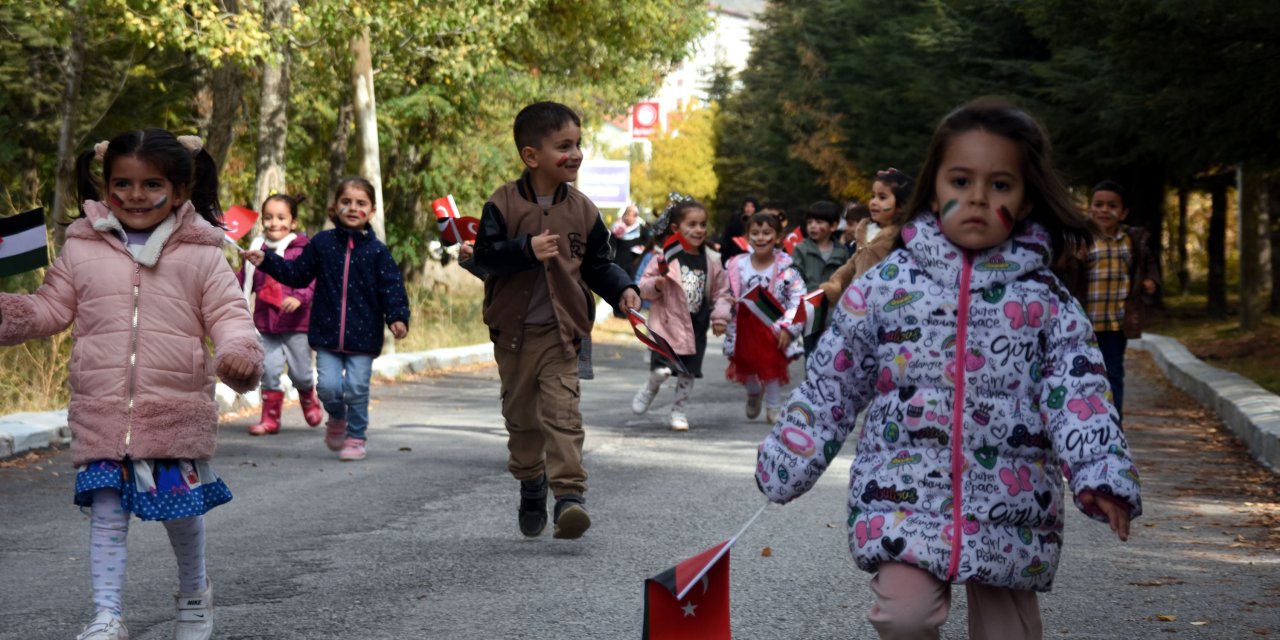 Kuran Kursu Öğrencileri, Harçlıklarını Filistinli Çocuklara Bağışladı