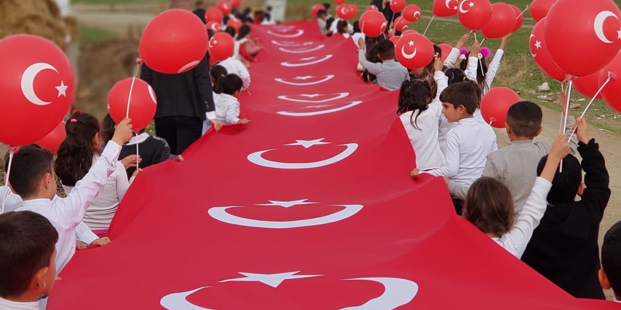 Van’ın Kırsal Mahallesinde İlkokul Öğrencileri, 30 Metrelik Türk Bayrağı İle Yürüdü