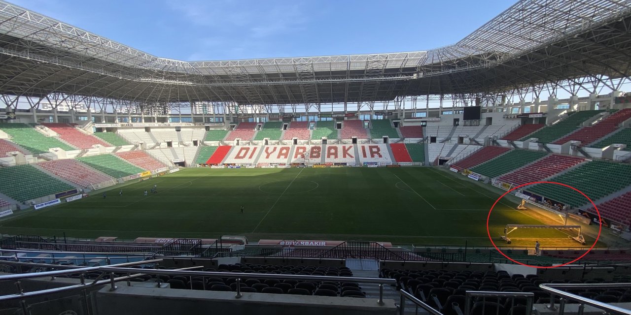 Yazın 'Perdeleme' Ve 'Fan' Yöntemiyle Korunan Stadyumun Çimlerine Kışın 'Yapay Güneş Işığı' İle Bakım