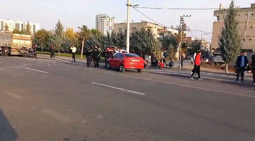 Polisten Kaçan 16 Yaşındaki Sürücü, Otomobiliyle Motosikletli Yunus Ekibine Çarptı: 2 Yaralı