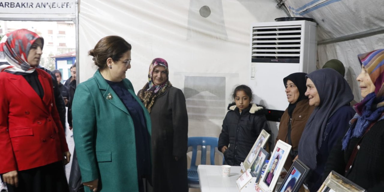 Tbmm İnsan Hakları İnceleme Komisyonu Başkanı Derya Yanık, Evlat Nöbetindeki Aileleri Ziyaret Etti