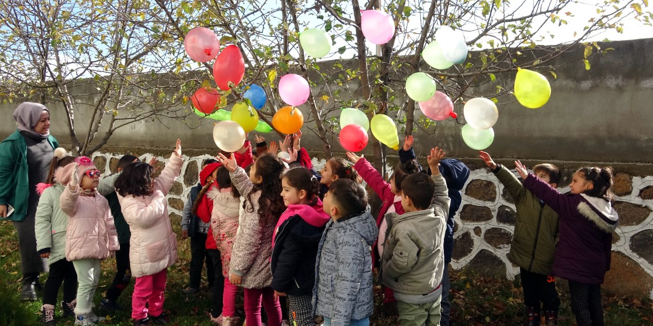 Vanlı Çocuklar, Ölen Filistinli Akranları İçin Ağaçlara Balon Astı