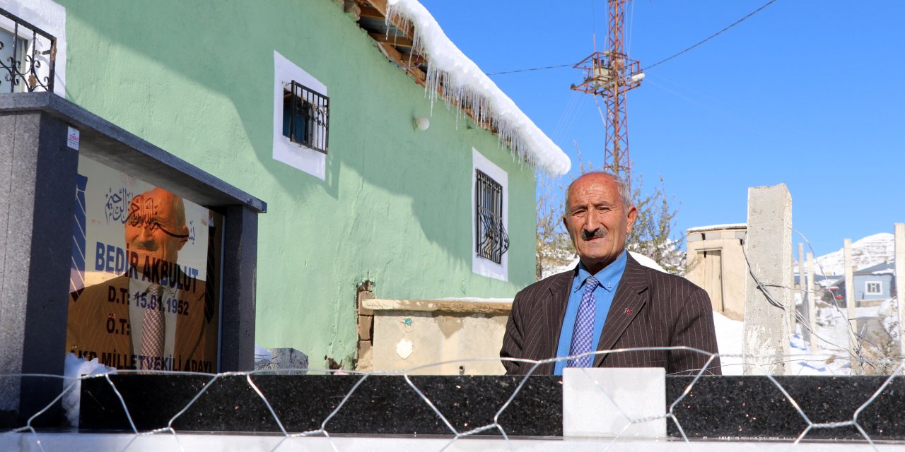 Kravat Tutkunu Bedir Akbulut, Evinin Önüne Kendi Mezarını Yaptırdı