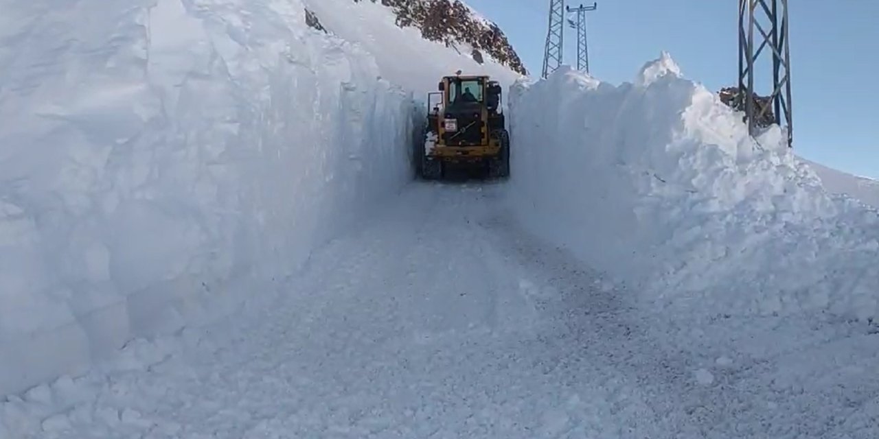 Yüksekova'da 7 Kilometrelik Yol, 4 Metrelik Kardan Temizlendi