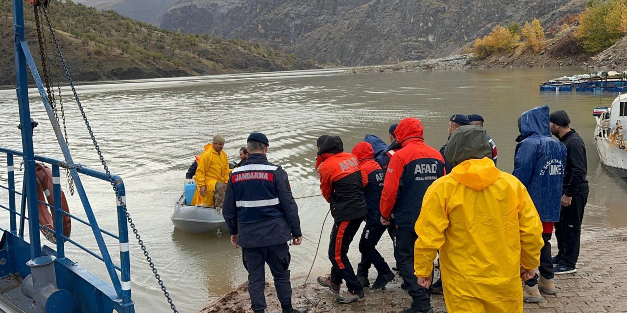 Kayalıklardan Düşünce Ayağı Kırıldı, 19 Saat Sonra Kurtarıldı