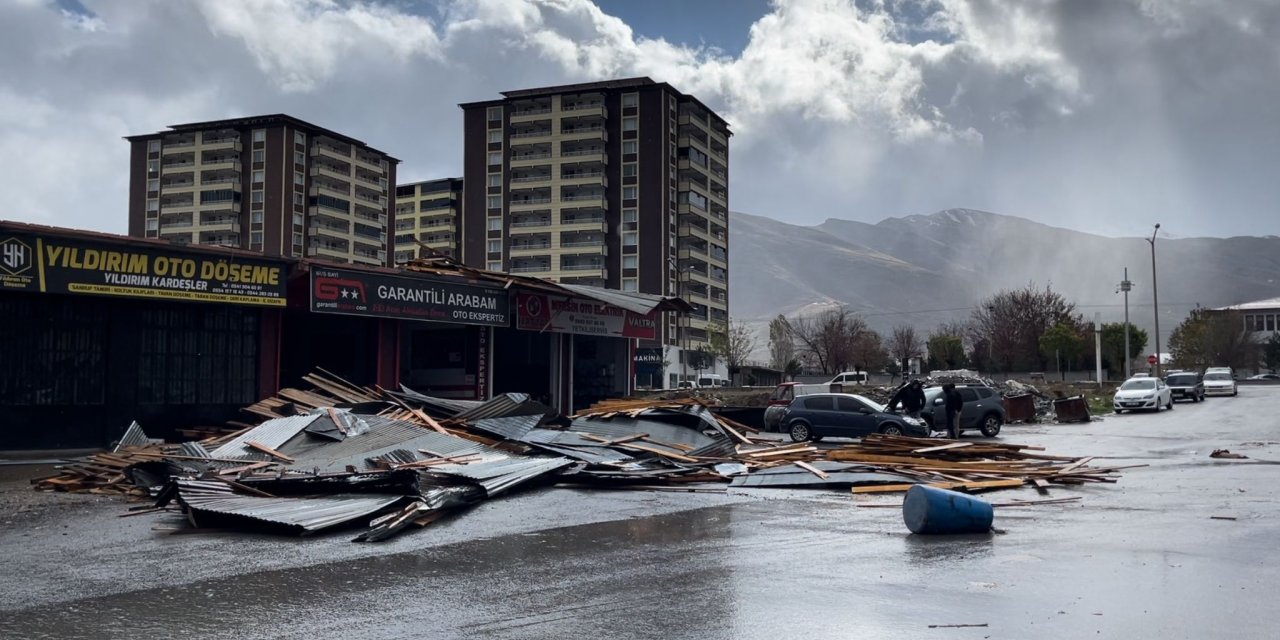 Muş'ta Fırtına; 4 İş Yerinin Çatısı Uçtu