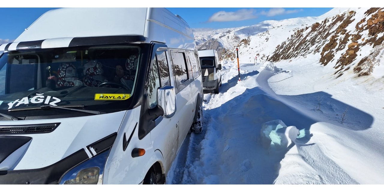 Hakkari'de Araçları Kara Saplanan 30 Kişi, Mahsur Kaldı