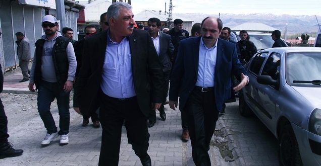 BAŞKALE'DE AK PARTİLİLERE SALDIRI - VAN HABERLERİ
