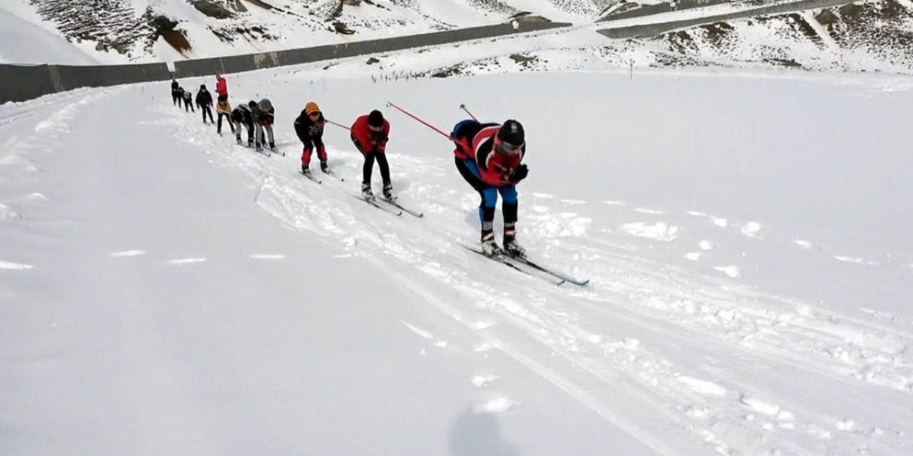 Bitlis'te Kayakçılar, 2 Bin 150 Rakımlı Nemrut Dağı'nda Yarışmalara Hazırlanıyor