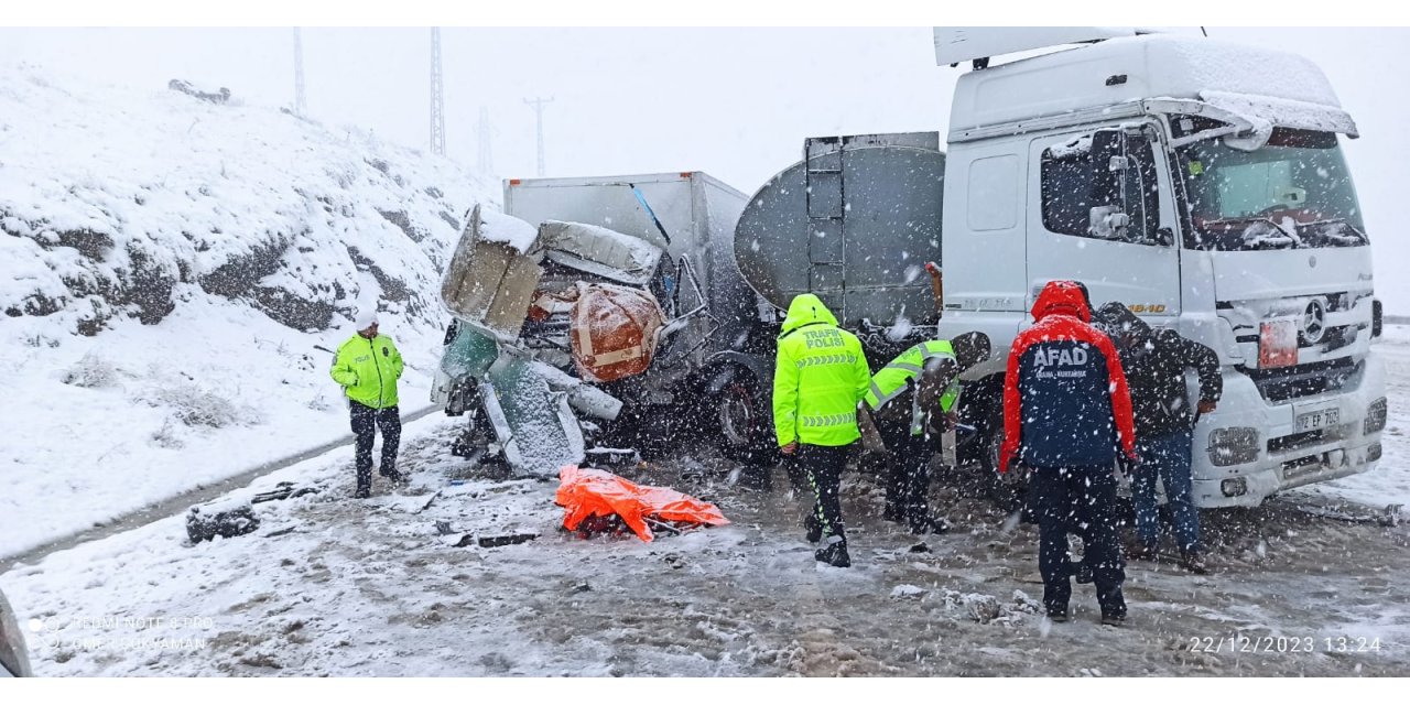 Bitlis'te Karşı Şeride Geçen Yakıt Tankeri, 2 Kamyonetle Çarpıştı: 1 Ölü