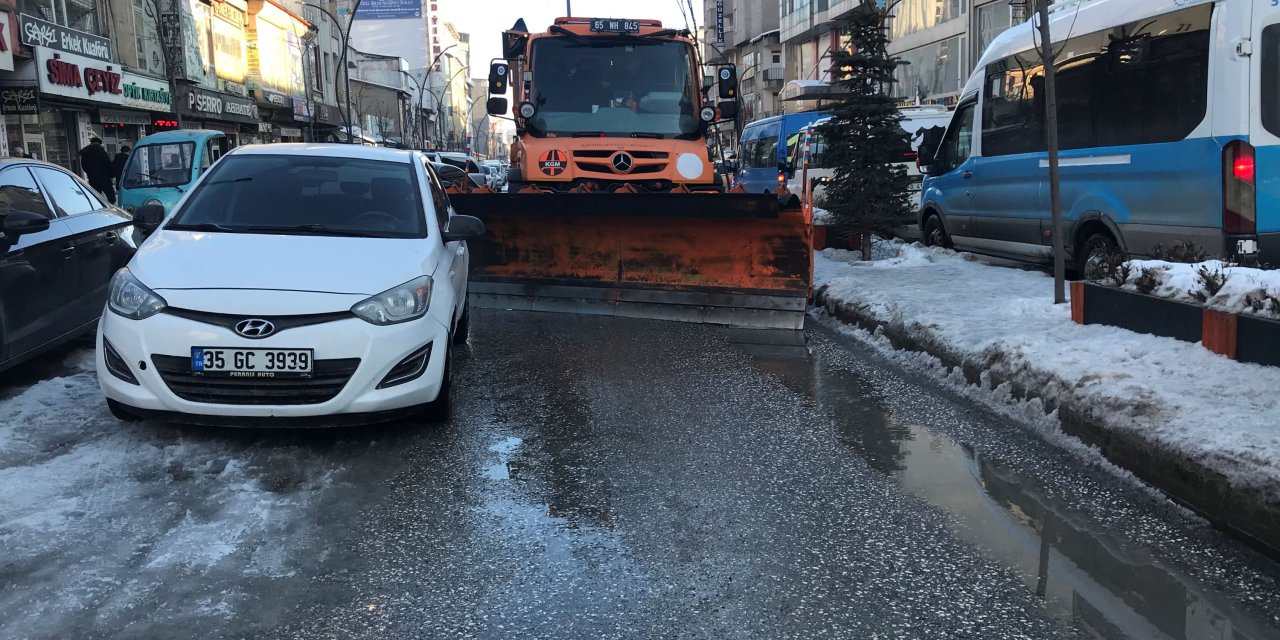 Buzlanan Yoldaki Çalışmayı Engelleyen Hatalı Park Edilen Otomobili İttiler