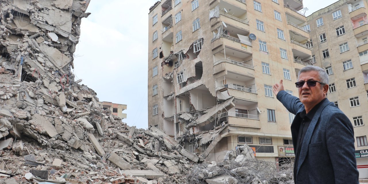 Güçlendirilecek 7 Katlı Binanın 5 Katı, Yandaki Bina Yıkılırken Hasar Gördü