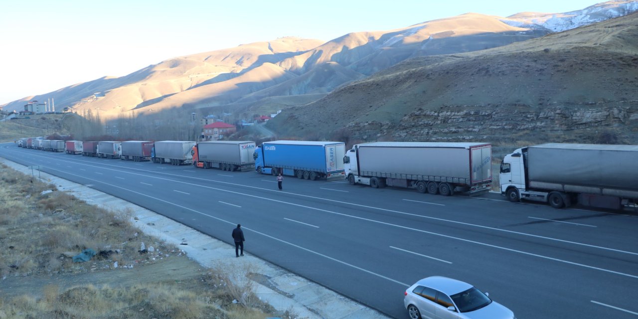 Türkiye- İran Sınırında 10 Kilometrelik Tır Kuyruğu