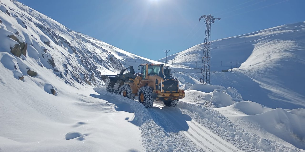 Hakkari'de Kardan Kapanan Yollar Ulaşıma Açıldı