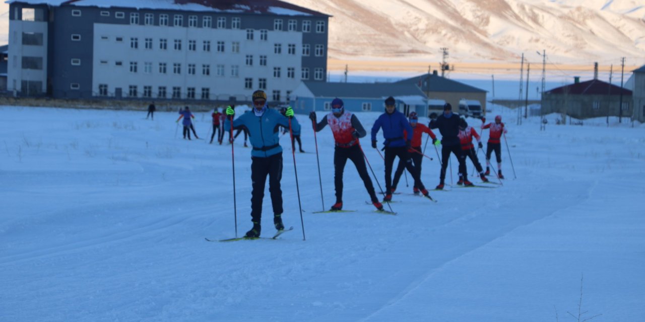 Erzurum'da Yeterli Kar Olmadığı İçin Milli Sporcular Çalışmalarını Yüksekova'da Sürdürüyor