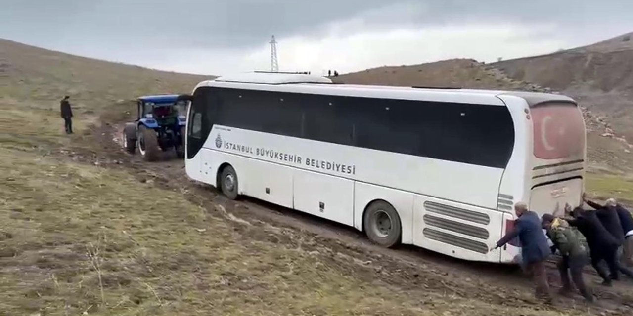 Cenaze Götürürken Çamura Saplanan Otobüs, Traktörle Kurtarıldı