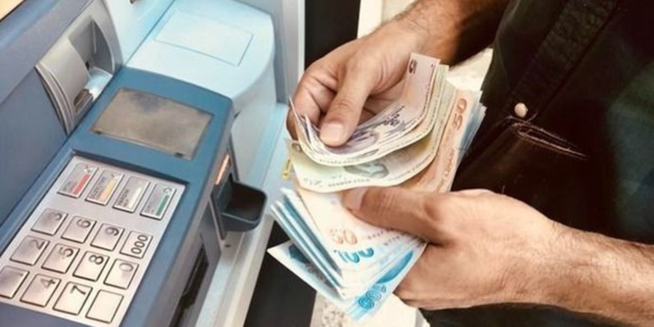 Akbank'tan Emeklilere Müjde: En Düşük 10.000 TL Maaş Alanlara 12.000 TL Ek İkramiye!