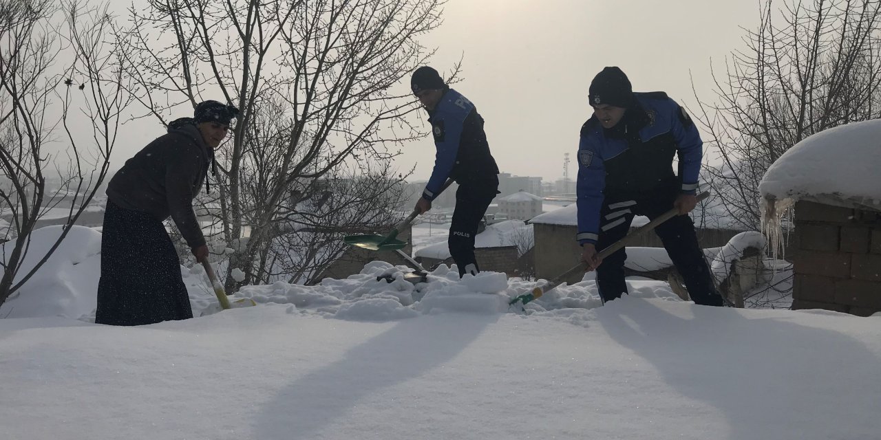 Toprak Evinin Damını Kardan Temizlemeye Çalışan Kadına Polis Memurları Yardım Etti