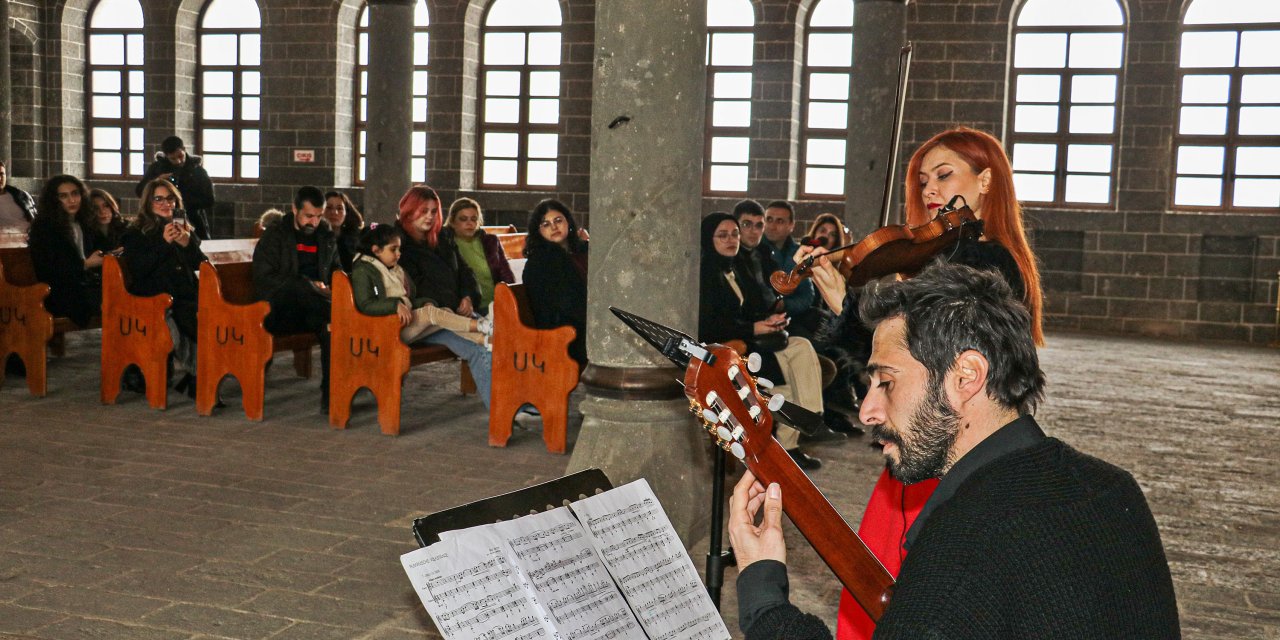 Diyarbakır’da 646 Yıllık Kilisede Müzik Dinletisi