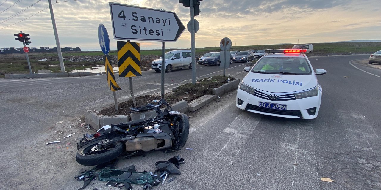 Diyarbakır’da Otomobil İle Motosiklet Çarpıştı: 2 Yaralı