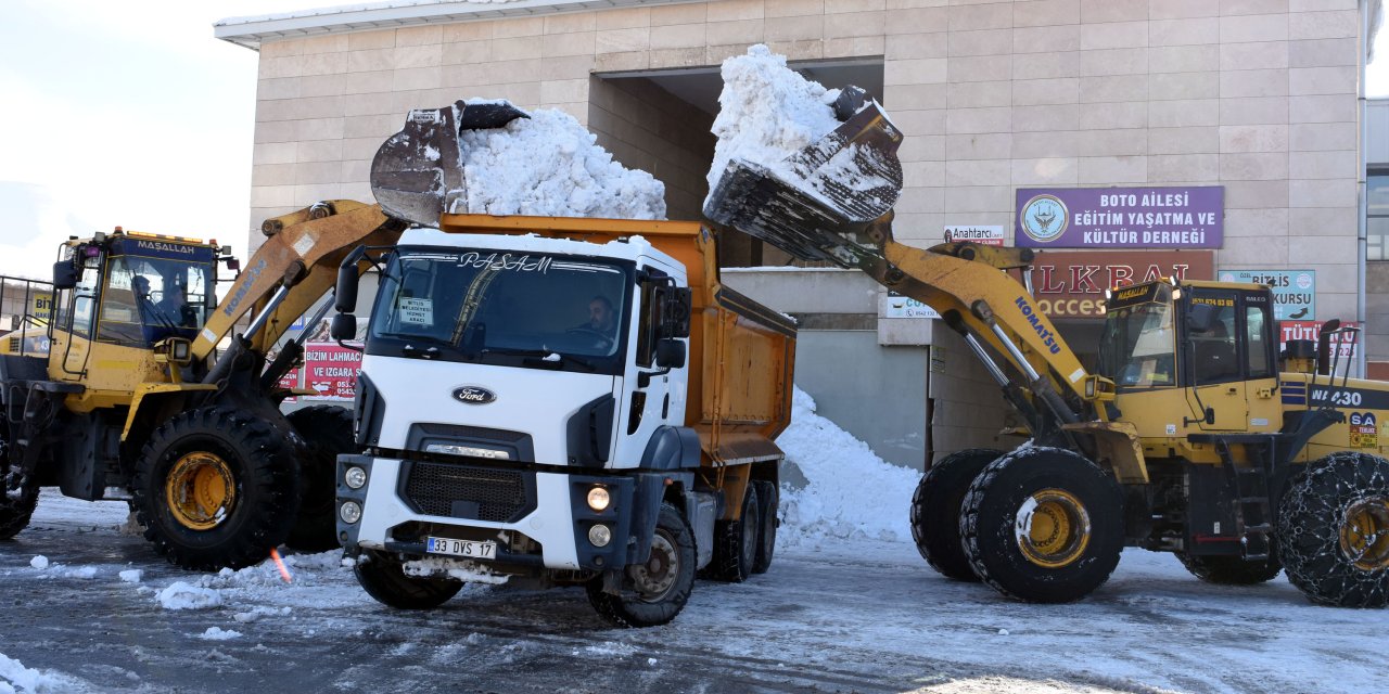 Bitlis'te Karlar, Kamyonlarla Şehir Dışına Çıkartılıyor