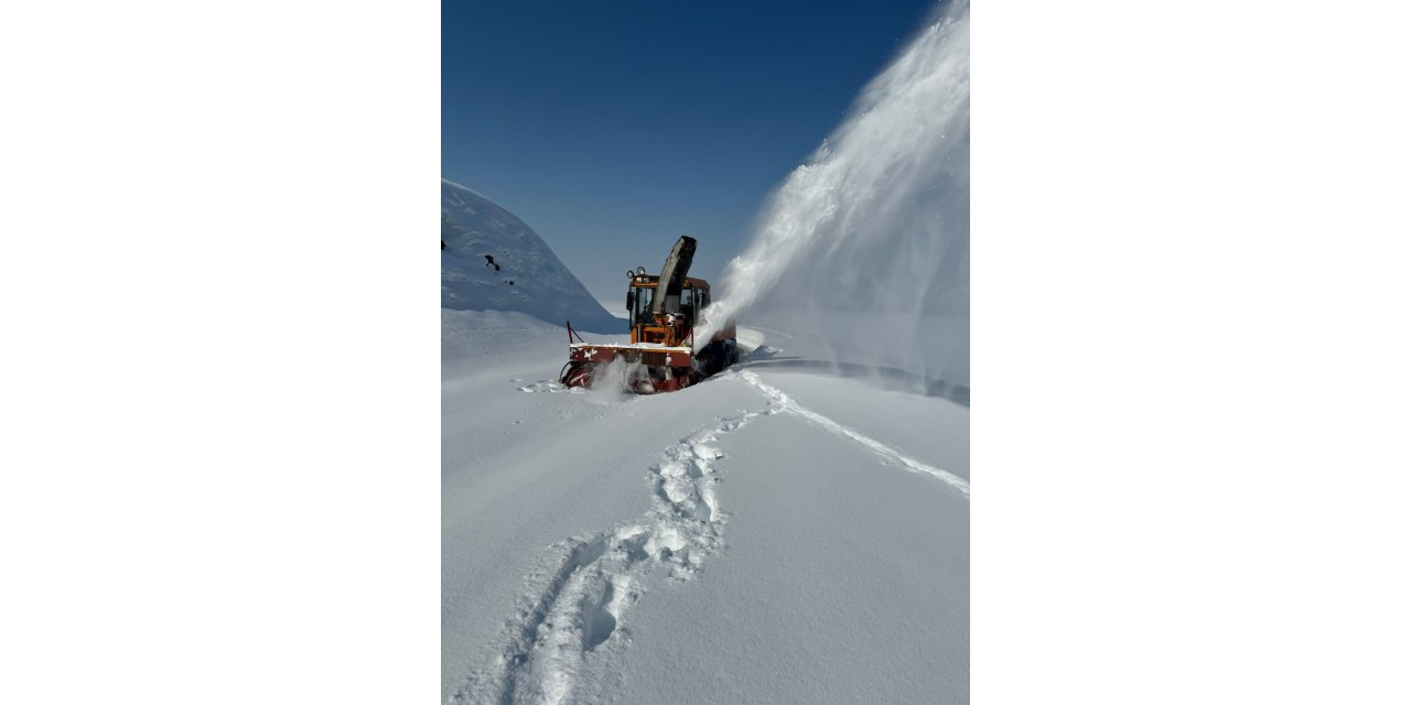 Yüksekova'da Kardan Kapanan 80 Köy Yolu Ulaşıma Açıldı
